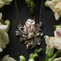 Ожерелье Barn Owl, Цветочная сова Кулон Сова Дух Ювели...
