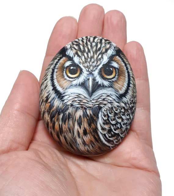 Owl painting on sea stone, handmade owl, acrylic painting, realistic owl portrait, finished with satin varnish protection.